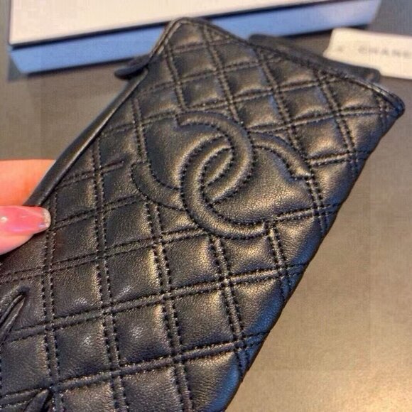 CHANEL Lattice Touchscreen Women's Gloves - Picture 7 of 8